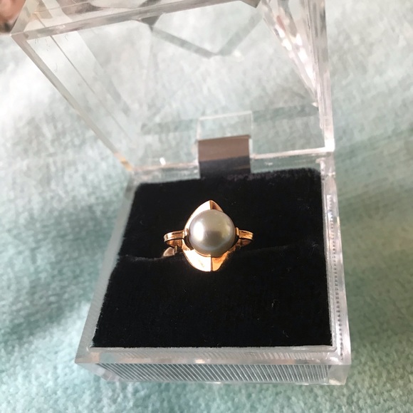 Beautiful classic grey white pearl ring 🥰🎉 - Picture 2 of 10